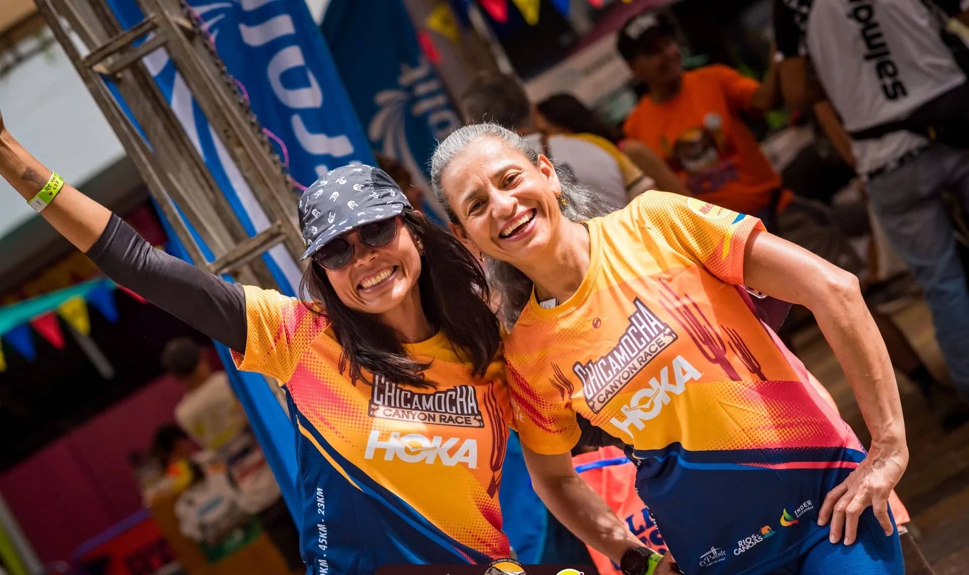 Dos corredoras sonríen con la camiseta oficial de la carrera